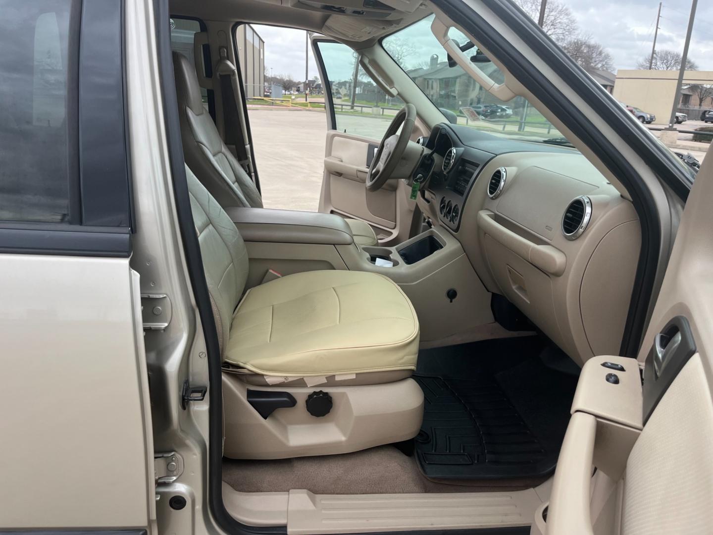 2004 GOLD /TAN Ford Expedition XLT 4.6L 2WD (1FMRU15W54L) with an 4.6L V8 SOHC 16V engine, 4-Speed Automatic Overdrive transmission, located at 14700 Tomball Parkway 249, Houston, TX, 77086, (281) 444-2200, 29.928619, -95.504074 - Photo#12